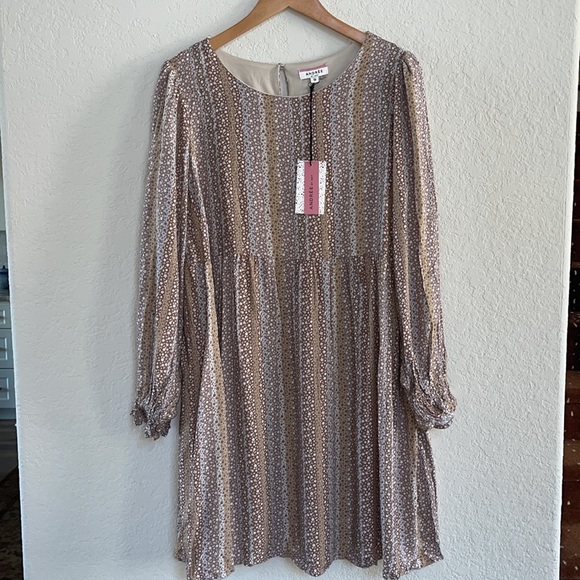 ANDREE BY UNIT Dresses & Skirts - NWT Tan Floral Curvy Dress